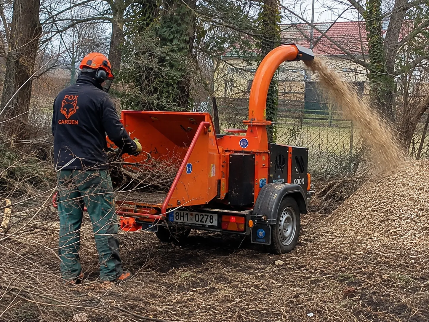 Štěpkování větví a dřevní hmoty – FOX Garden