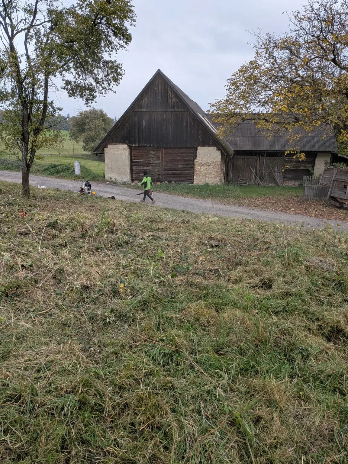 Zahrada Jarmily V. po vysekání a vyčištění: otevřená plocha u stejné stodoly